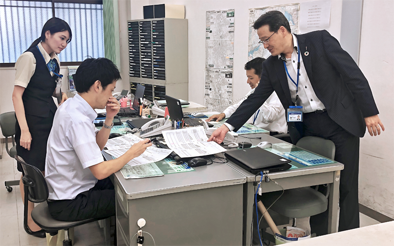 取引先企業の財務分析について指導する柳瀬正治支店長(右、9月6日)