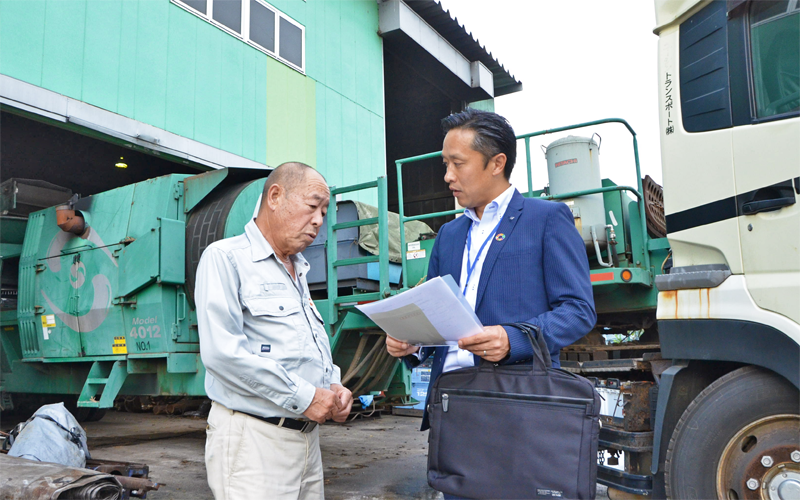 取引先の「小澤商事」の小澤洋夫社長（左）と情報交換する國府田誠支店長（９月11日、小澤商事）