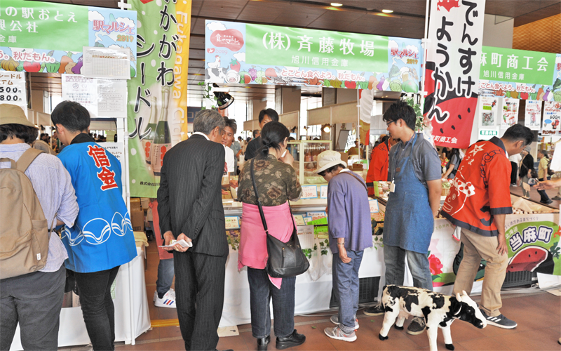 旭川信用金庫主催の「駅マルシェ」で農産品や農産加工品を出展する農業者（９月14日、旭川駅）