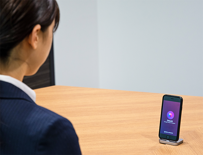 タレントアンドアセスメントが提供する「AI面接」の様子。実際の面接のように会話ができるのが特徴
