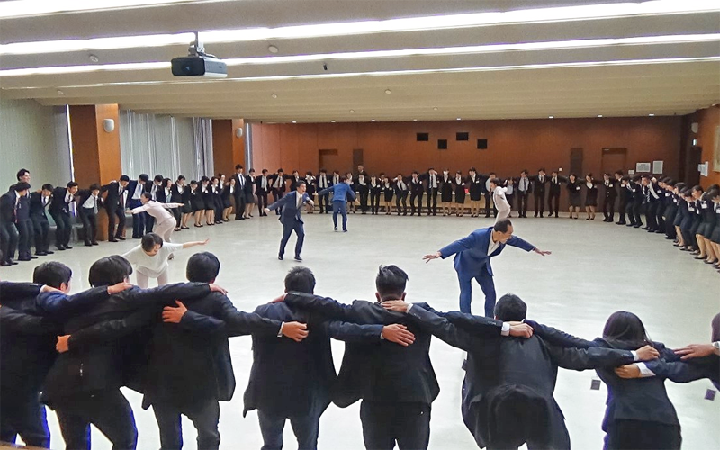 全身を使って表現力を学ぶ千葉興業銀行のシアターラーニング。新入行員からの反響は大きい(4月16日、千葉興業銀行本店)