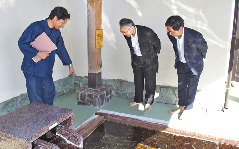 白崎純也社長(左)が伊澤哲也支店長(中央)と染川史年課長を露天風呂に案内(9月27日、旅館「みのや」)