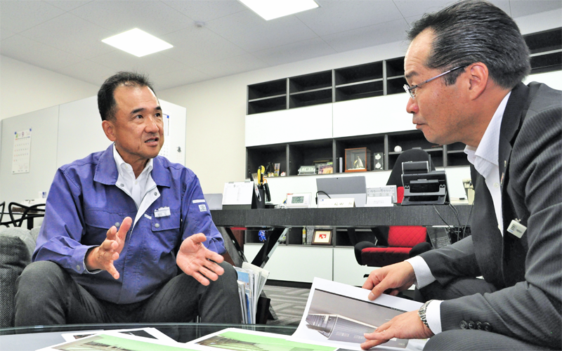 福田弘社長から今後の事業展開を聞く堤勇蔵支店長(右、10月1日、日野精機)