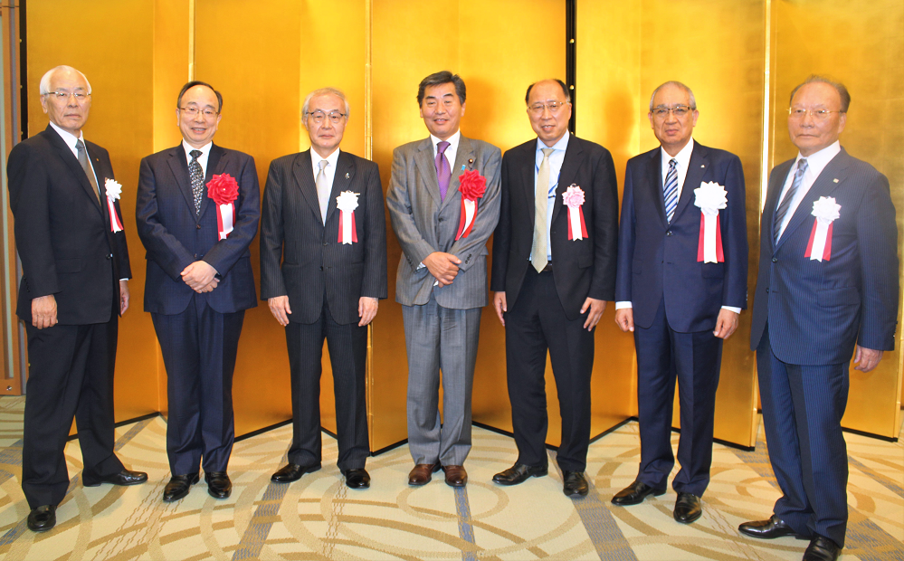 大会後の懇親パーティー。(左から)山本・全信組連会長、雨宮・日銀副総裁、内藤・全信中協・全信組連理事長、神田憲次金融担当大臣政務官、遠藤俊英・金融庁長官、渡邉・全信中協会長、石川・全信中協副会長