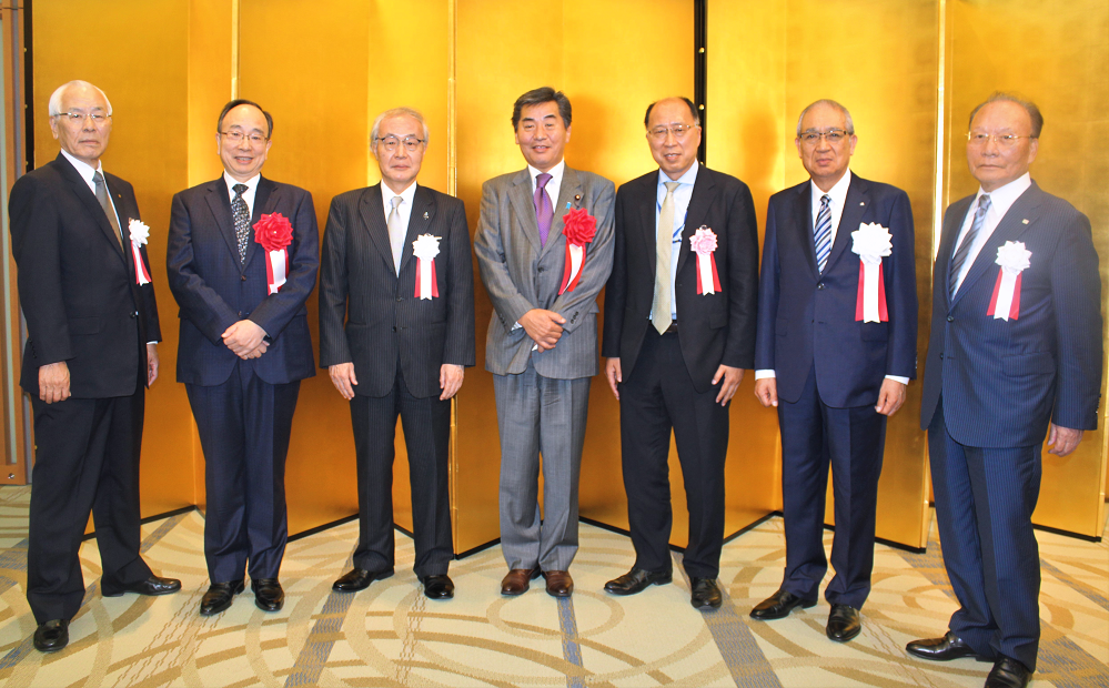 大会後の懇親パーティー。（左から）山本・全信組連会長、雨宮・日銀副総裁、内藤・全信中協・全信組連理事長、神田憲次金融担当大臣政務官、遠藤俊英・金融庁長官、渡邉・全信中協会長、石川・全信中協副会長