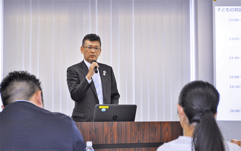 「子供の貧困は銀行が取り組む意義のある課題」と強調する萩原攻太郎企画委員長(10月21日、朝日生命大手町ビル)