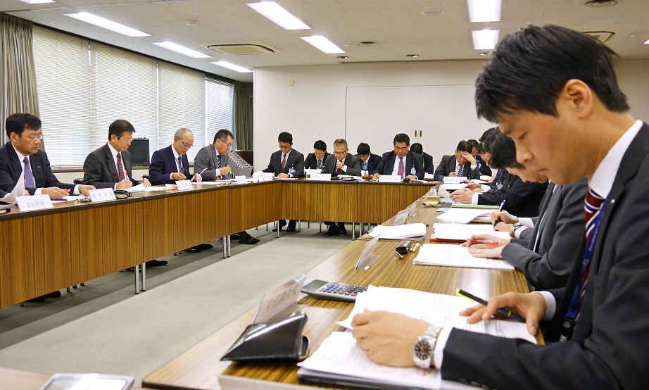 継続的に開催しているアクション先報告会。高木社長(左から2人目)ら役員を前に支店長が取り組み事項を発表した(11月5日、本部)