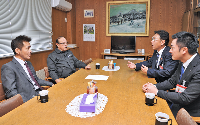 (左から)昭和木材の堀孝志・総務部長と高橋範行社長を訪ねる炭谷勝支店長と高森一徳・得意先課長(10月28日、昭和木材)