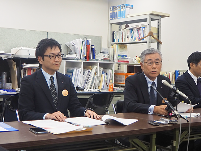 決算会見で改革案を説明する橋本頭取（右）と石田副頭取（１１月８日、日本銀行大阪支店）