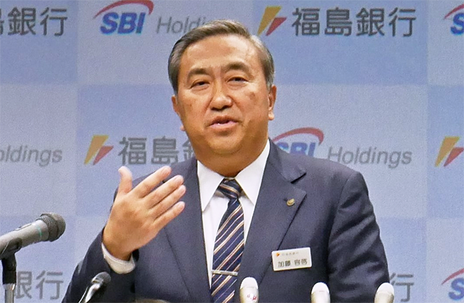 資本提携の経緯や狙いについて述べる加藤社長(11月11日、本店)