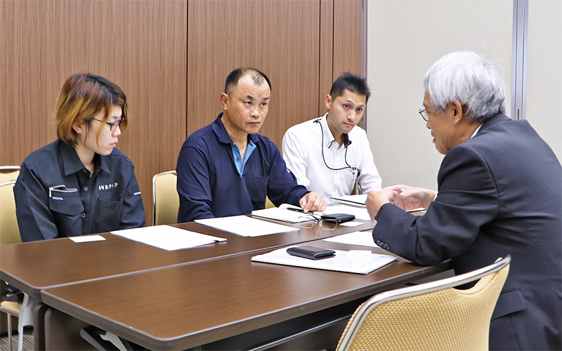 交流会の面談で真剣な表情の参加者たち(10月24日、尾西信金事務センター)