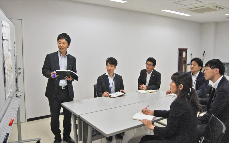 営業会議では担当者が収集した情報の共有化を図る(10月21日)