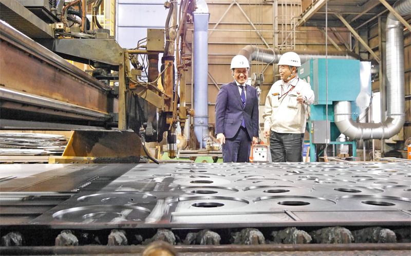 自らも工場見学を行い、和岡鋼業の松永博行社長(右)にヒアリングする川北幸一支店長(11月22日)