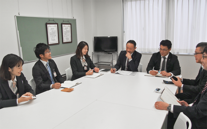 にぎやかな雰囲気で会議も運営（11月28日）