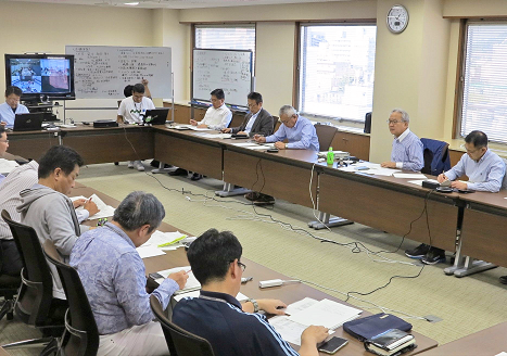台風19号直撃の翌日、日曜早朝から役員部長クラスが本店に集まり「緊急会議」を開催(右から2人目が北村頭取、2019年10月13日)