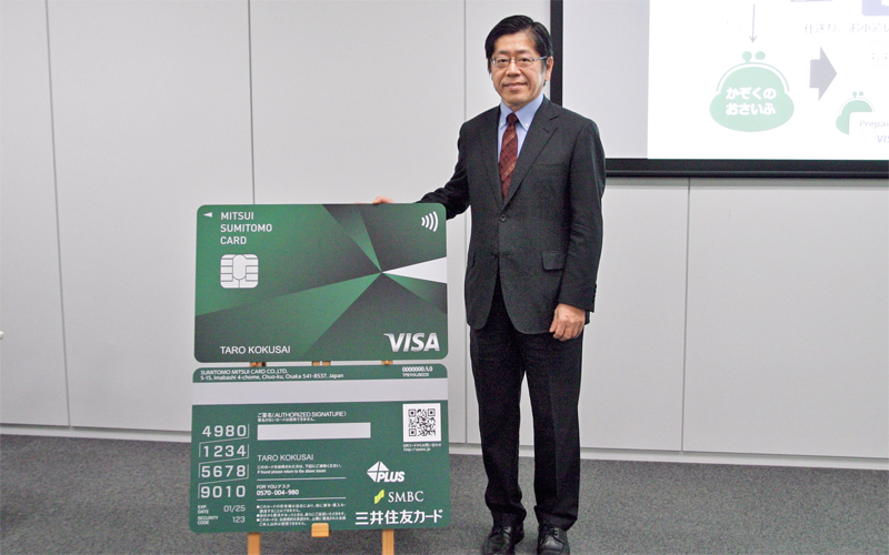 裏面にカード情報を集約した“大型パネル”前の大西幸彦社長(1月15日、三井住友カード本部会議室)
