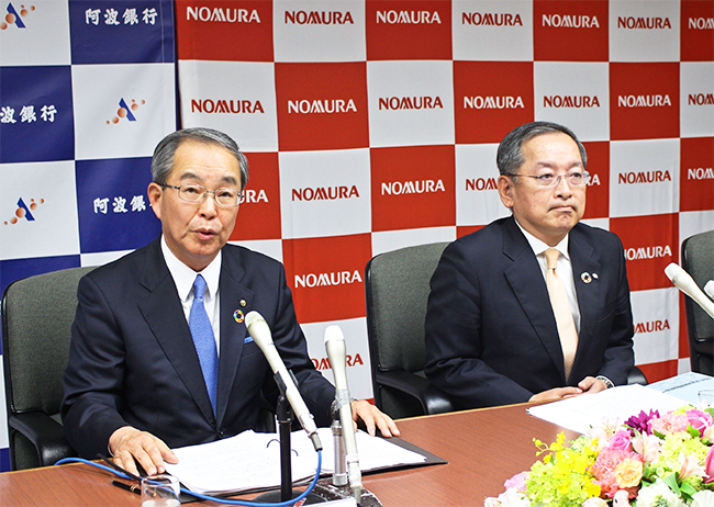 提携の狙いを説明する長岡・阿波銀頭取(左)と新井・野村証券副社長(1月31日、阿波銀本部ビル)