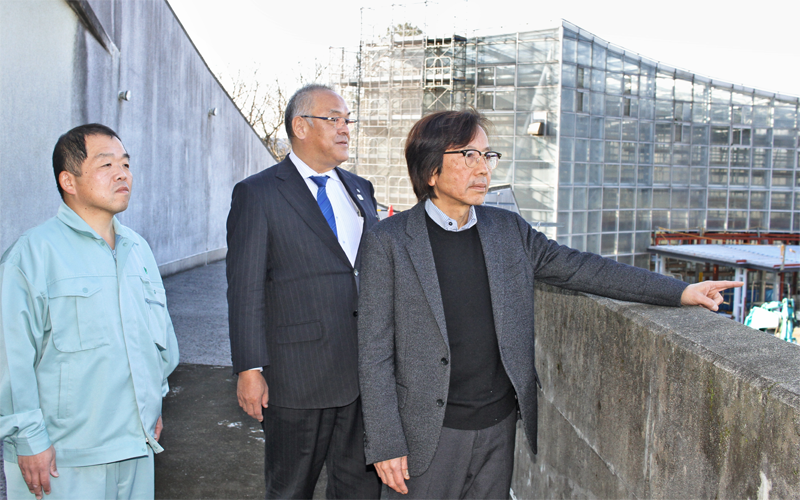 氷見市幹部(中央)にリニューアル工事中の植物園内を案内する秦裕司園長(右、2月4日、氷見市海浜植物園)