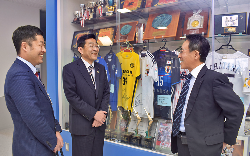 情報交換する(左から)内田雄士副長、佐野利雄支店長、取引先の帝京第三高等学校の荻野和明事務長(2月5日、北杜市)