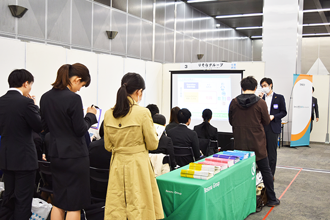 金融２７社が出展した就活解禁を控えた学生向けの仕事研究イベントでは、多くの採用担当者がマスクを着用してプレゼンテーション。写真はりそなグループのブース（２月２０日、東京ドームシティプリズムホール）