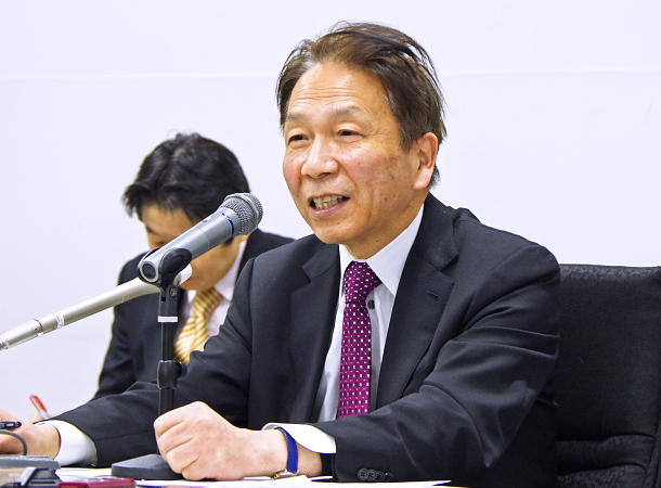 「(2019年12月末時点で)貯金動向に大きな変化は見られない」とする郵政民営化委の岩田委員長(2月19日、永田町合同庁舎)