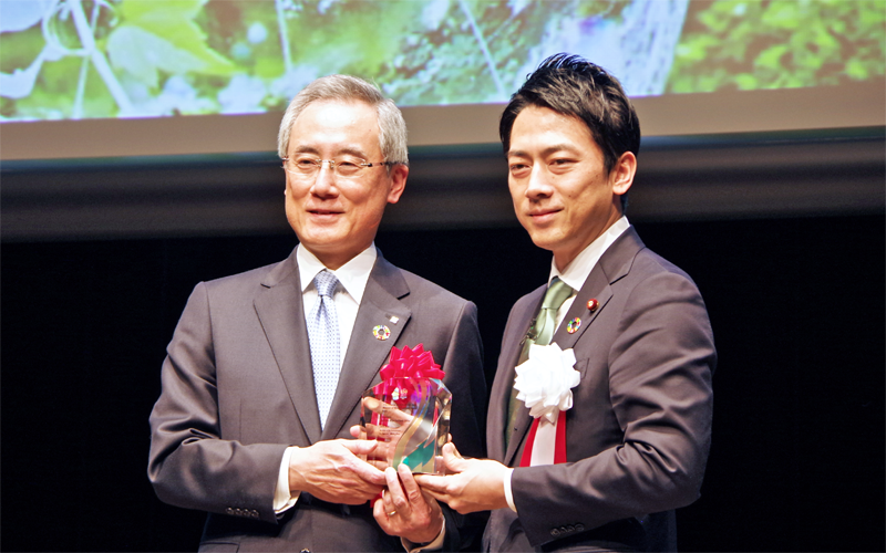 融資部門で金賞に輝いた三井住友信託銀行。写真は同行を傘下に持つ三井住友トラスト・ホールディングスの大久保哲夫社長(左)と小泉進次郎環境相(2月26日、東京都内)