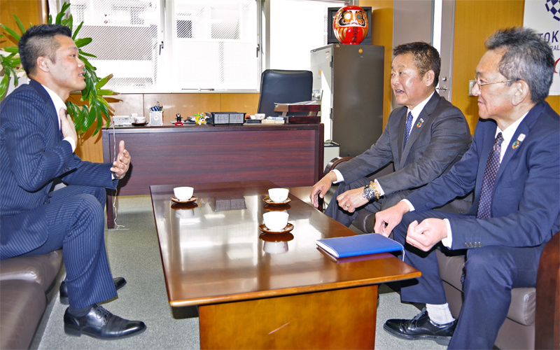 奈良部義彦・稲城市商工会長（左から２人目）を訪問する松岡英明支店長（左）。事業承継セミナーをコラボ開催するなど、地域とのつながりを大切にする（２月10日、稲城市商工会）