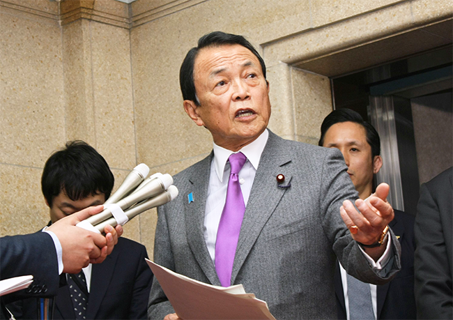 金融機関に2度目の要請を行い、会見する麻生・財務相兼金融担当相(3月6日、財務省)