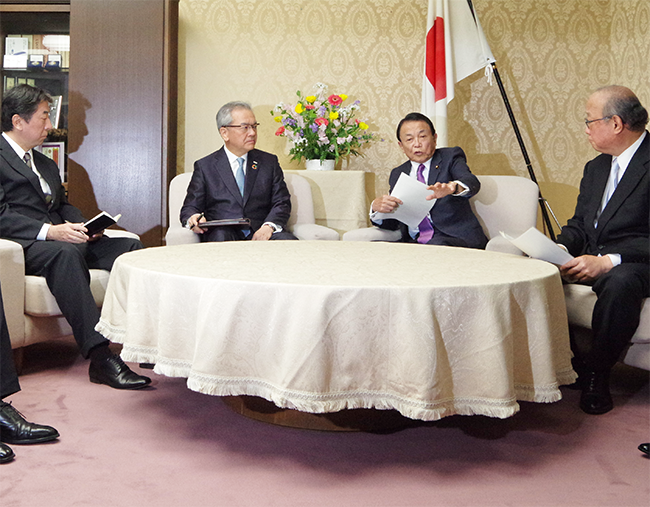 資金繰り支援を改めて要請する麻生・財務相兼金融担当相(左から3人目、財務大臣室、3月16日)