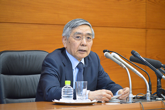 「金融市場の安定維持に万全を期す」など政策判断の理由を説明する黒田総裁(3月16日、日銀本店)