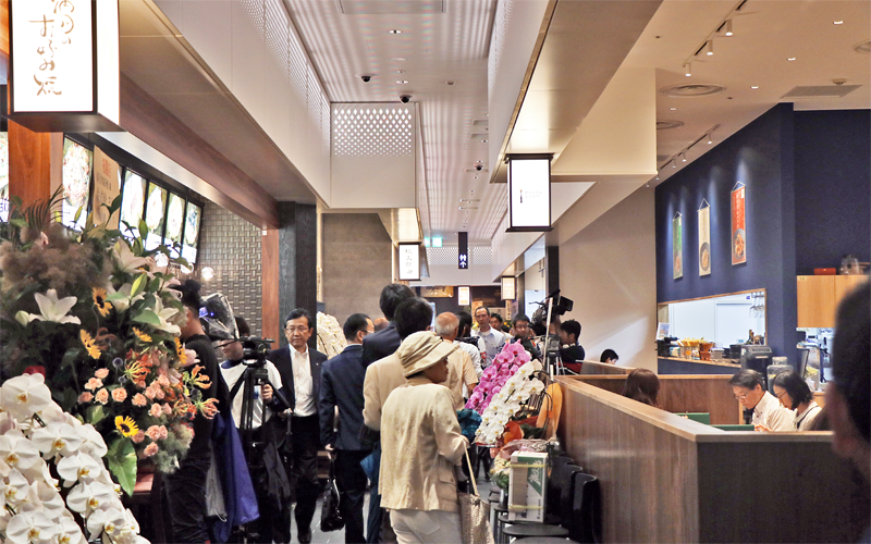 オープン当日、来店客でにぎわう「よかど鹿児島」。鹿児島銀行は建て替えた本店別館ビルの１、２階をにぎわい施設にした