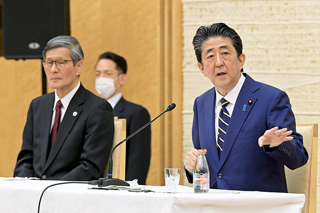 緊急事態宣言を出し、記者会見で説明する安倍首相と新型コロナウイルス対策に関する諮問委員会の尾身茂会長(左、4月7日、首相官邸)