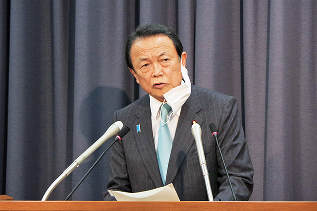 臨時閣議後に会見する麻生太郎財務相(4月7日、財務省)