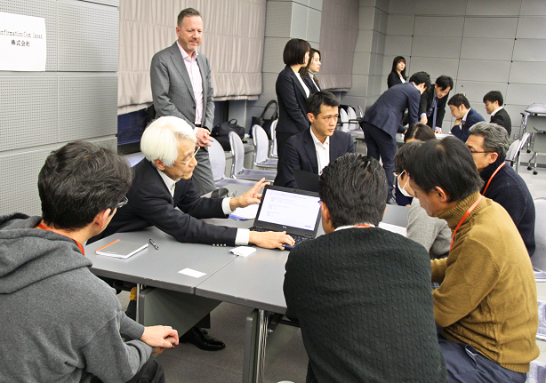 ビジネス交流会で活発に商談する会員行と異業種企業(2019年12月、第二地方銀行会館)