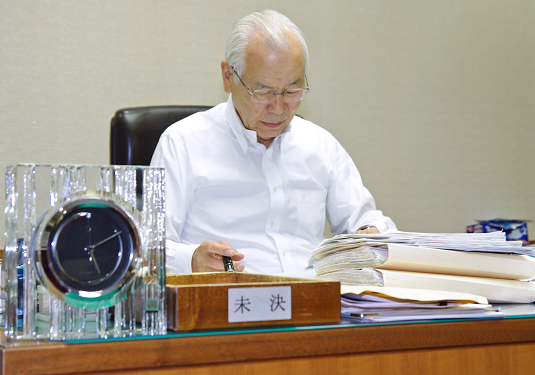 毎朝５時５分から支店長日誌などを読む山本理事長（５月１３日、理事長室）