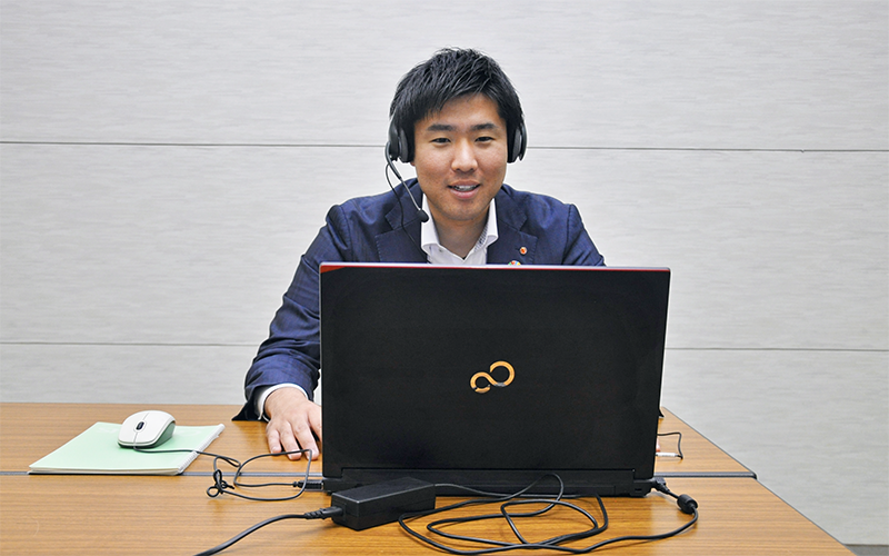 応募者からの質問に答える佐賀銀行人事企画部兼総合企画部の担当者(5月7日、佐賀銀行本部)