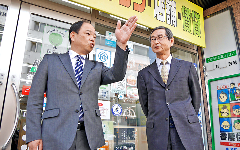 不動産市場の動向について情報交換する椎名秀信支店長(左)と香陵住販の薄井宗明代表取締役(同社)
