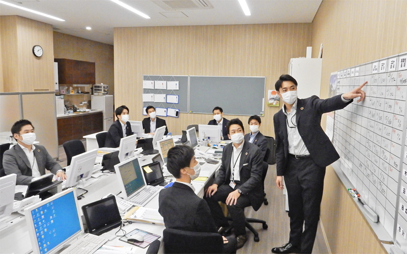 融資案件が集中するなかで、進捗状況を確認する渉外担当(5月20日)
