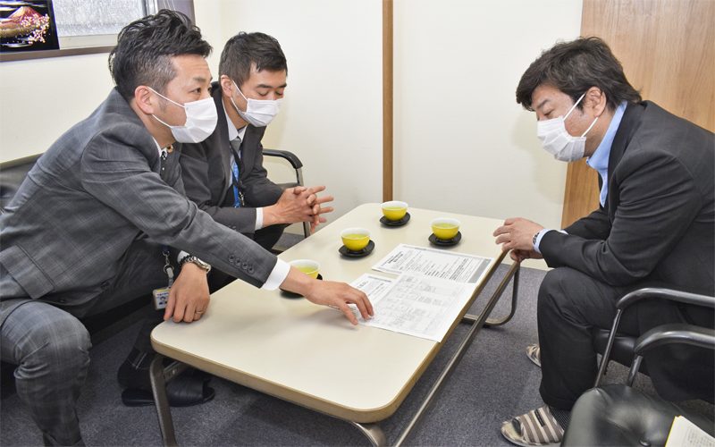 取引先企業を訪問し、制度融資や助成金などを説明する瀬戸信金職員(左、4月13日、名古屋市内)