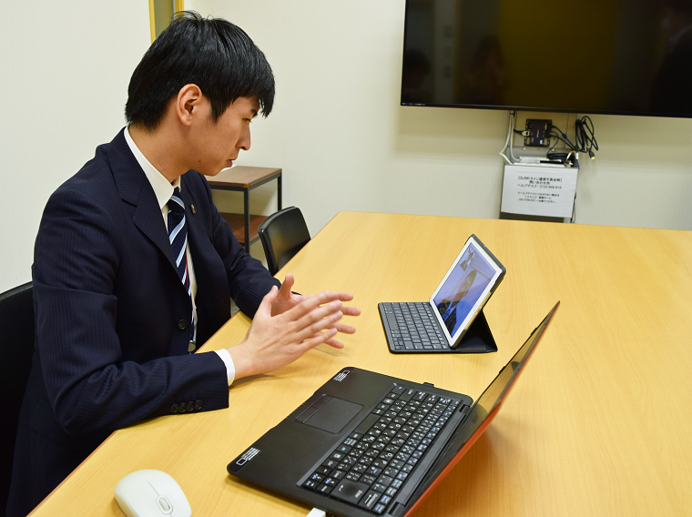 学生とウェブ面接する損保ジャパン人事部人材開発グループの鯛尚之主任(6月1日、本社ビル)