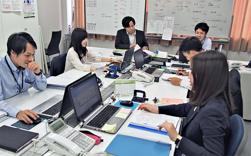 5月26日までスプリット勤務を採用した渉外担当(6月1日)<写真撮影時にマスクを外していただきました>