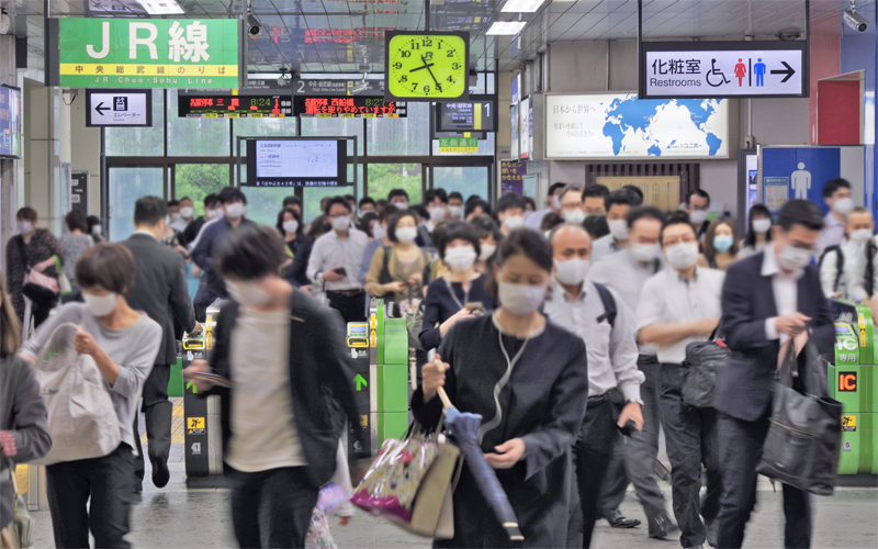 平日の８時30分前の様子。通勤混雑が戻り始めている（６月22日、JR市ケ谷駅）