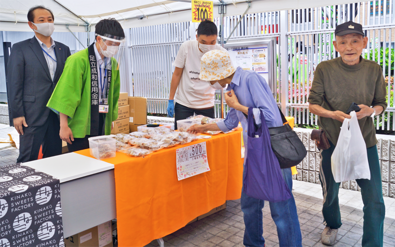 足立成和信金は、コロナ禍で苦しむ地元菓子店に売り場を開放(写真左は土屋武司理事長、足立成和信金本店敷地)