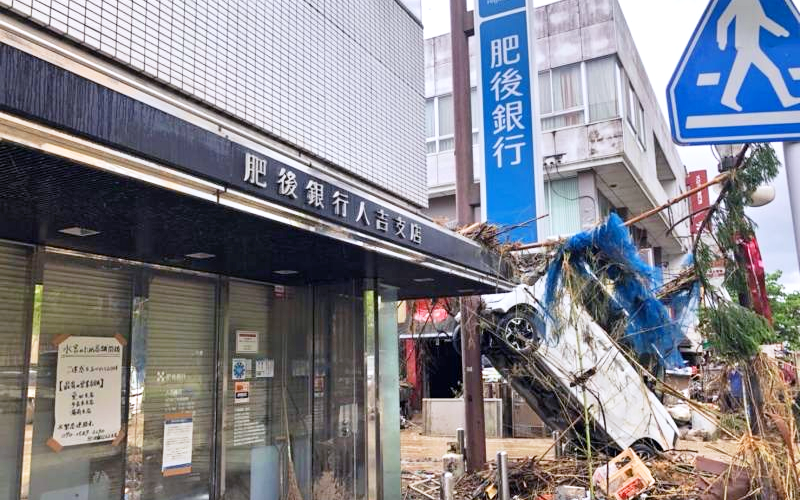 水が引いた後の肥後銀行人吉支店。鄙びた清流の町が、川泥で覆われた（７月５日）