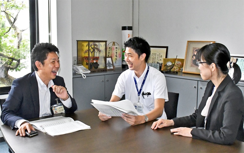 「行員が仕事を通じて何を目指したいのか」を面談でじっくり聞き出す川上貴義支店長(左)と神田晶子支店長代理(右、7月2日)<写真撮影時にマスクを外していただきました>