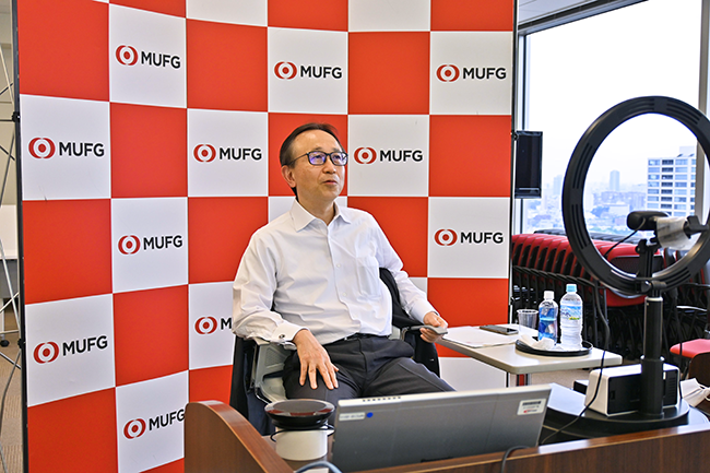 オンラインによる「タウンホールミーティング」(対話集会)を開き、社員と語らう亀澤社長(7月16日、三菱UFJリサーチ&コンサルティングの会議室から)