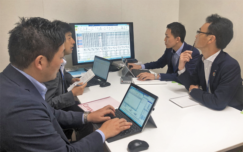 再生支援の状況について協議する広島銀行法人営業部(8月3日、広島銀行仮本店)