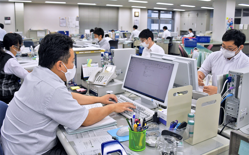 連日、数多くの相談に対応する群馬県信保協本店営業部の職員（６月）