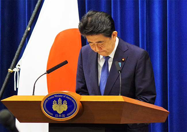 「志半ばで職を去ることは断腸の思い」と国民に釈明し、頭を下げた(8月28日、首相官邸)
