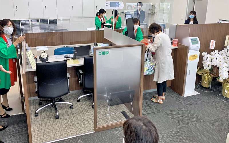 カウンターは来店客のプライバシーに配慮して独立性を確保している(7月13日、名古屋銀行豊橋ミラまち支店)